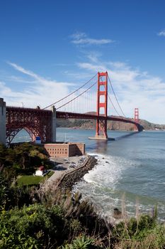 Golden gate bridge on a sunny afternoon