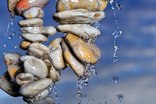 Drops of water to wash the pebbles of the sea