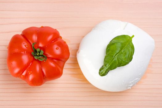 tomatoes, mozzarella and basil: insalada caprese