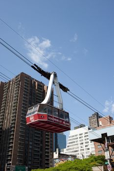 tram heading towards Roosevelt Island