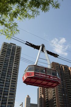 tram heading to roosevelt island