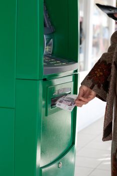 Girl gets 500 roubles from bank terminal