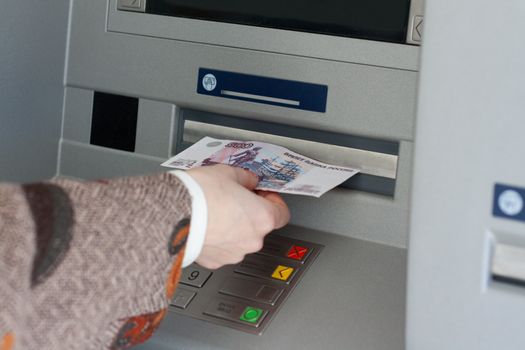 Girl gets 500 roubles from bank terminal