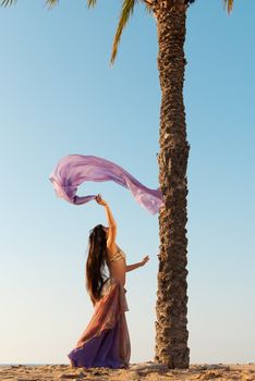 Oriental dancer´s tribute to the beauty of the palm tree