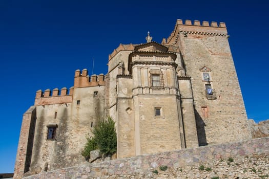 Castle that raise Aracena's city, placed in the mountain range of the same name.