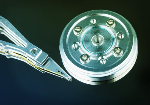 Spindle and magnetic head of a computer hard disk
