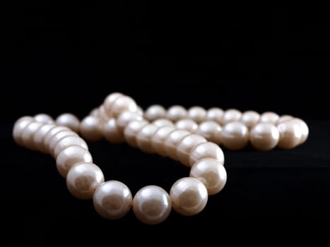 Pearls with high depth of field, towards black background