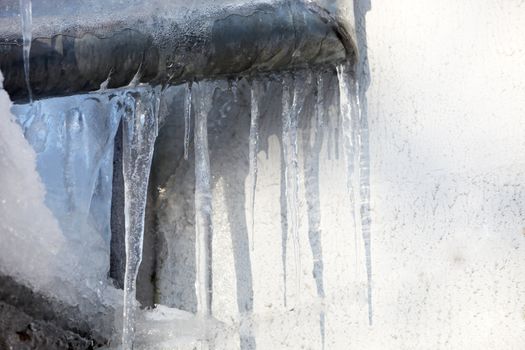 danger by the fall of icicles which dissolve from the gutter
