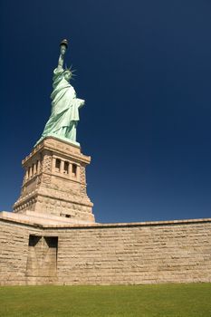 statue of liberty, clear blue sky, no people in picture
