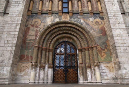 Highly decorated arches circled by paintings.