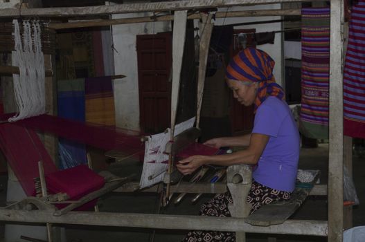 This woman Thay spend several hours a day at his job. The mountain people still make their clothes, but imports Chinese invade the market, even the most remote. The local weaving is ultimately convicted, he was a source of income, however, quite useful for those poor peasants.