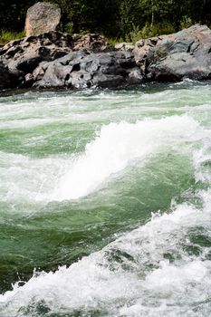 Green water and wave in a cascade
