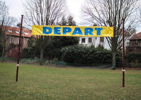 Banner of departure in wait of the participants in the running