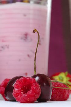 Glas Yoghurt with rapsberries in the foreground