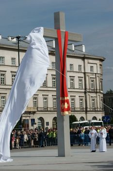 Warszaw, Poland - June 06: Cross in Pi?sudzkiego square on the Cross devotion Pope John  Paul II in the 20th anniversary of the Polish pope. About the pilgrimage: "Let your spirit come down and renew the  face of the earth"