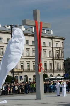 Warszaw, Poland - June 06: Cross in Pi?sudzkiego square on the Cross devotion Pope John  Paul II in the 20th anniversary of the Polish pope. About the pilgrimage: "Let your spirit come down and renew the  face of the earth"