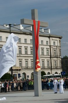 Warszaw, Poland - June 06: Cross in Pi?sudzkiego square on the Cross devotion Pope John  Paul II in the 20th anniversary of the Polish pope. About the pilgrimage: "Let your spirit come down and renew the  face of the earth"