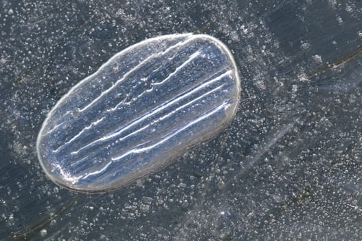 Air bubble captured in cristal clear ice