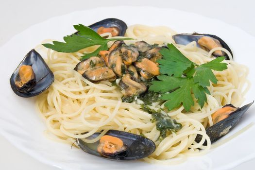 Spaghetti with mussels cooked with lightly garlic, onion and parsley