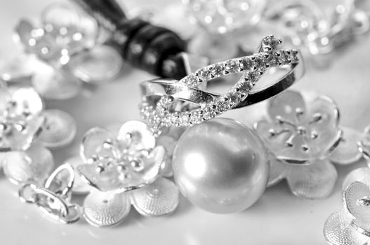 White gold jewelry with ring bracelet and a white pearl