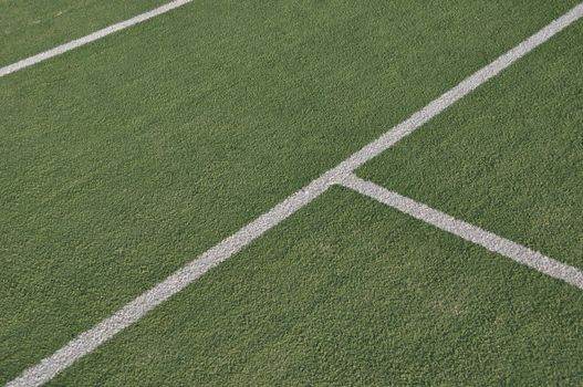 white lines on an outdoor tennis court (artificial grass)
