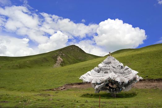 In the blue sky, the Qinghai-Tibet Plateau Tibetan prayer flags flying everywhere