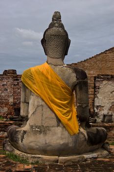 Buda de espalda con tunica. Ayutthaya. Tailandia.