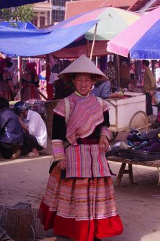 Can Cau market, this young woman who came to shop. It tests the sharpness of the chopper it wants to buy. She was gone before daybreak, because for this to market, she has traveled the mountain for several hours