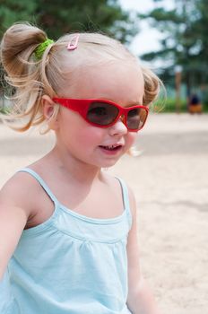 Little girl portrait with sunglasses, outdoor shooting