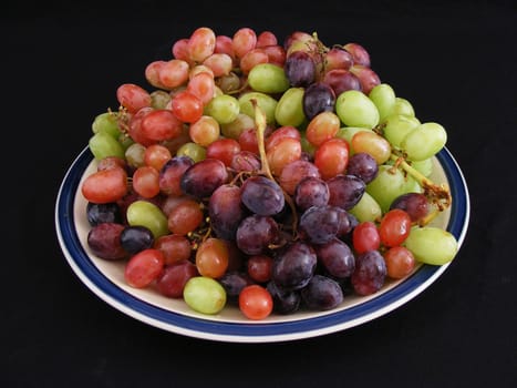 A pile of grapes on a plate.