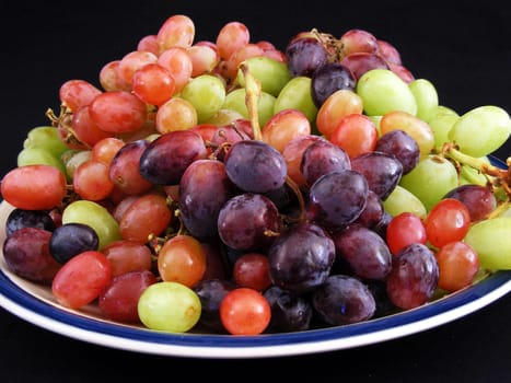 A pile of grapes on a plate.