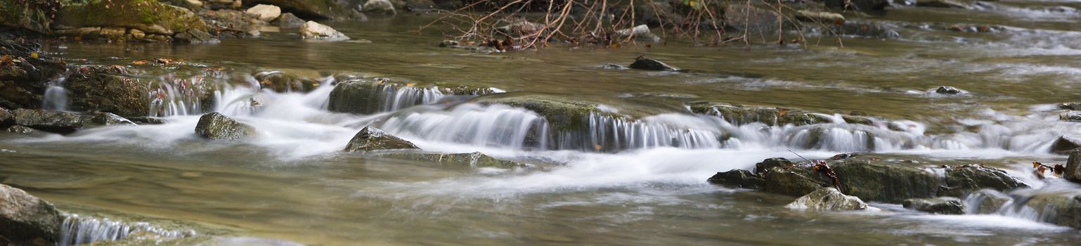 an image of a beautifull river in autumn