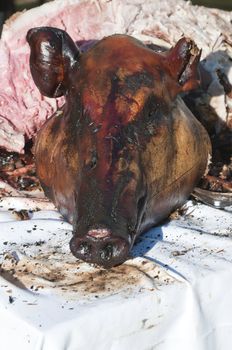 Head of a pig roasted on a grill