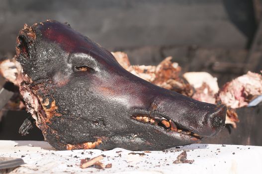 Head of a pig roasted on a grill