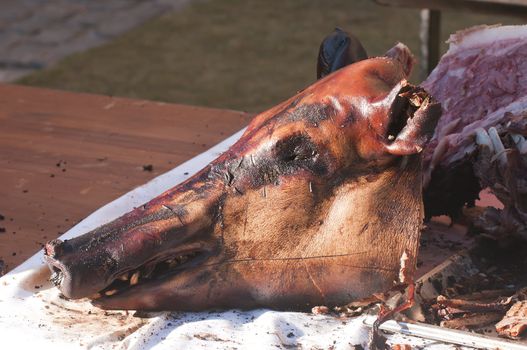 Head of a pig roasted on a grill