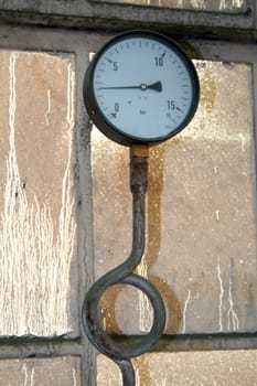 Industrial pressure gauge with a steel loop