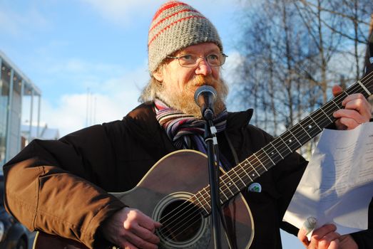 Ragnar Olsen (born may 26 1950) is a norwegian folk singer. He is part of the folk group Boknakaran. Olsen works at Hålogaland Theatre. He is also a local candidate in Tromsø for the party Red (Rødt). Here he is entertaining at a rally against petroleum activity in northern Norway.