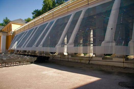 A rows of columns and chairs in a park