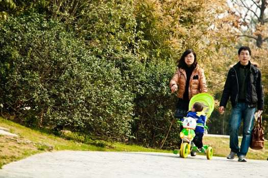 spazieren gehende Familie