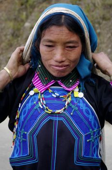 The woman's ethnic(Minority) Ha Nhi live in the high mountains. This woman are hired for porting all types. Away from their village she now work for an owner who wants to enlarge his house. She come up from the sand Valley for masonry in bags which the flange is on their foreheads.