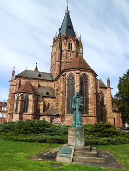 Wissembourg Kirche mit Benediktinerdenkmal
