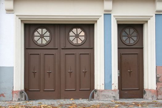 drei mit Rad-Ornamenten verzierte Holz- Haustüren
three with wheel ornaments ornate wooden doors