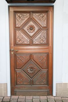 eine schöne verzierte Holzhaustür,mit Blumenmuster	
a beautiful carved wooden door, with flowers