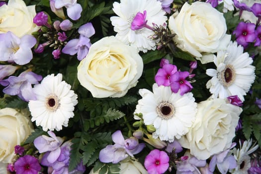 A mixed bouquet with purple, lila and white flowers
