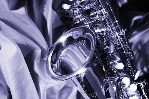 picture of a beautiful golden saxophone