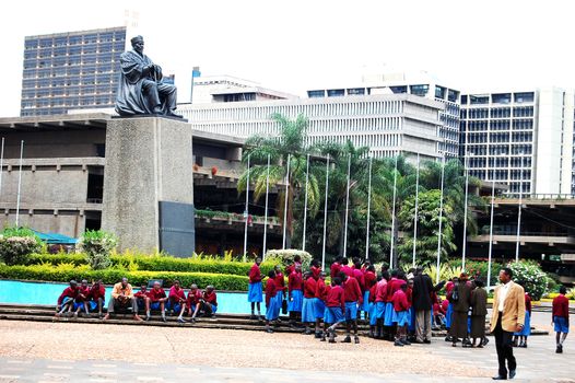 Students visited the President of the Memorial Statue