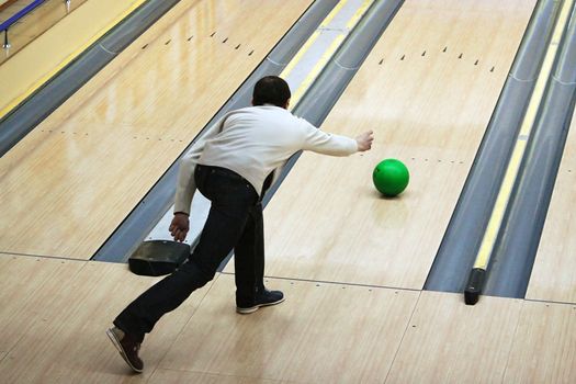 Green sphere sliding on a path in bowling