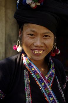 The Lu are an ethnic group of northern Vietnam. The costume of women consists of a shirt and indigo indigo skirt with decorative designs. They wear neck a silver collar connected by chains. On the head with a turban tilted indigo patterns
