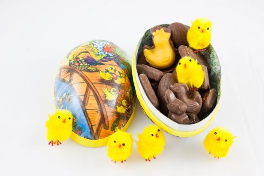 Picture of a easter egg with fluffy easter chickens