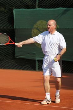 a aktive senior is playing tennis